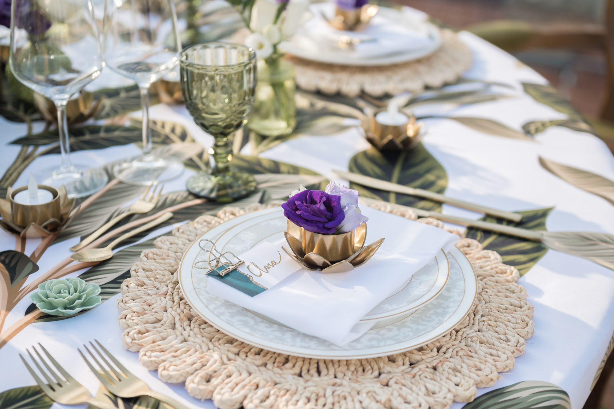 wedding table setting flowers